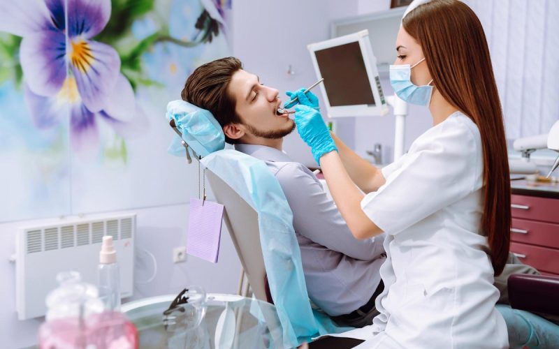 تنظيف الأسنان عند الطبيب: الطرق والفوائد والأضرار ونصائح هامة