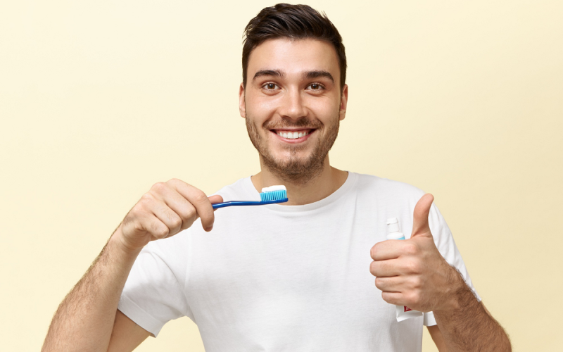 طرق تنظيف الأسنان في المنزل وإزالة الاصفرار والجير