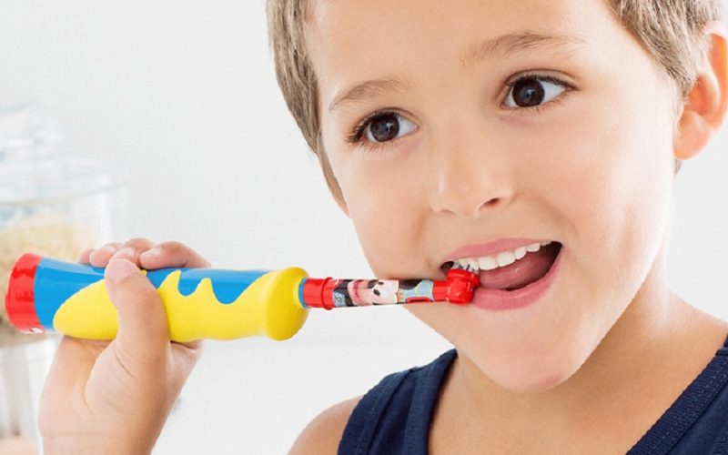 طريقة تنظيف الأسنان للأطفال وإزالة الجير